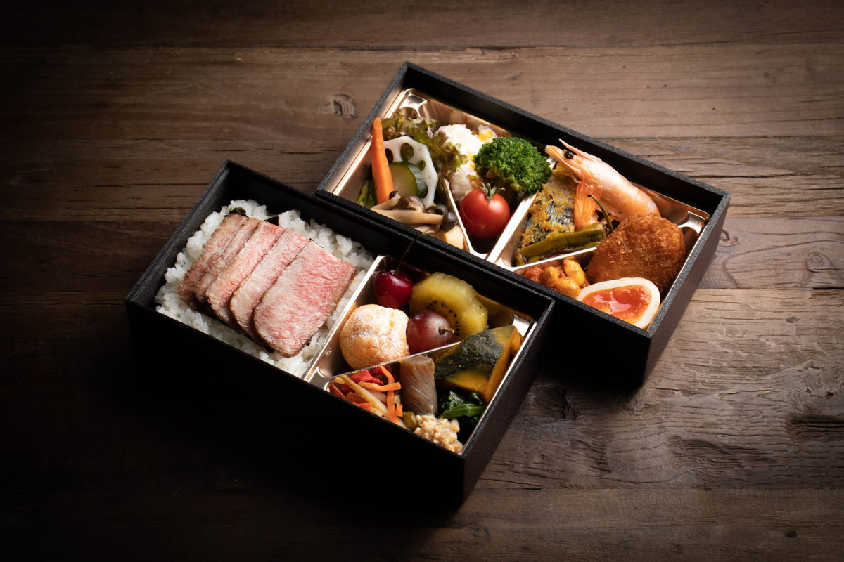 特撰カルビステーキ御膳。カルビステーキをのせたご飯と彩り豊かな副菜を詰めた二段重