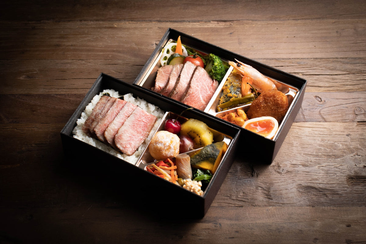 特撰ローストビーフ&カルビステーキ御膳。二種類の肉料理と彩り豊かな副菜を盛り付けた二段重