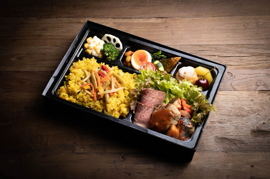 特撰ローストビーフ＆ハンバーグ御膳。二種類の肉料理にご飯と彩り豊かな副菜を添えた宅配弁当